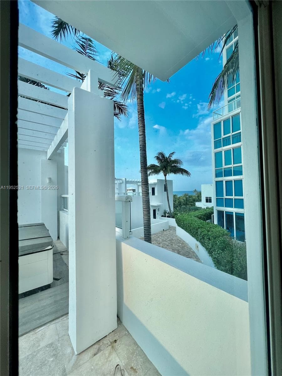 A11952521 — Miami Beach — 26