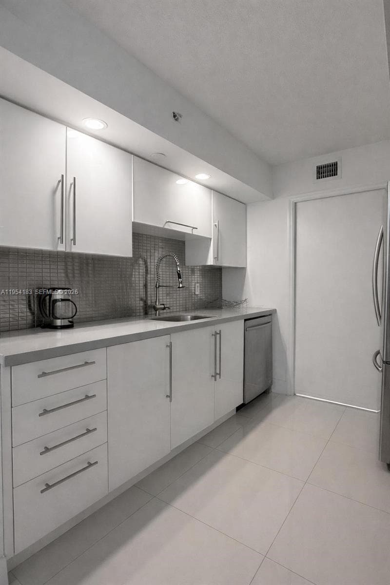 A11954183 — Miami Beach — 10