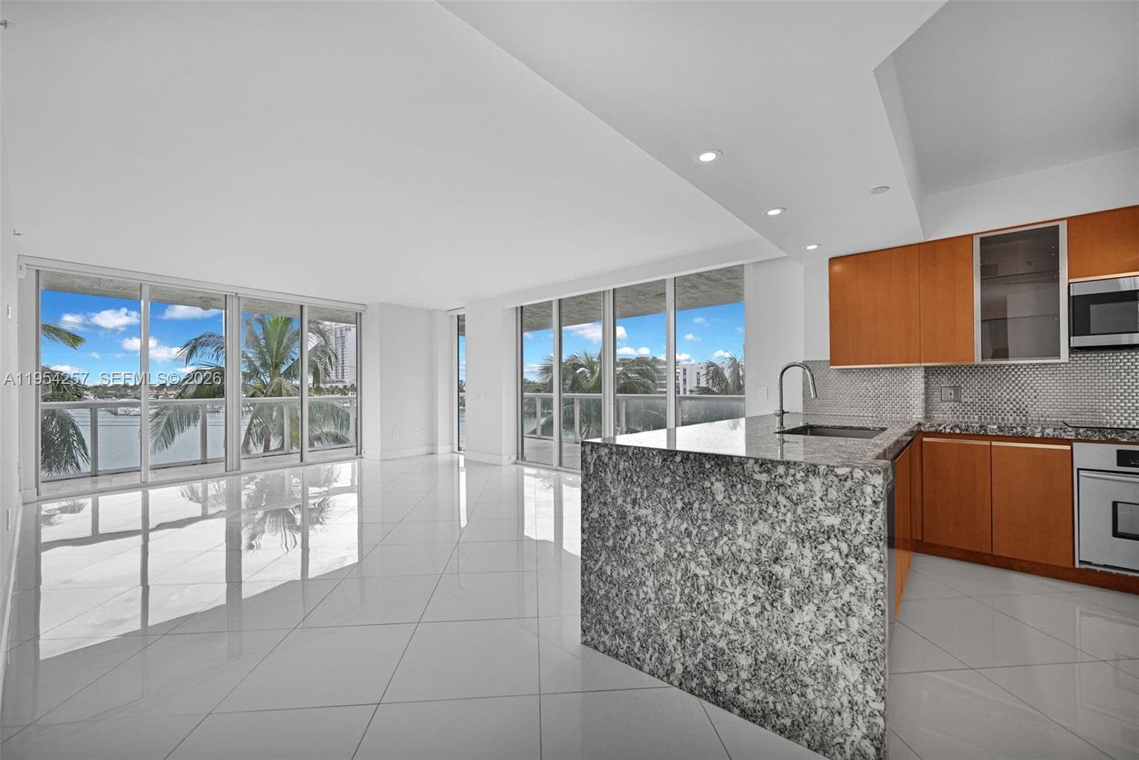 A11954257 — Miami Beach