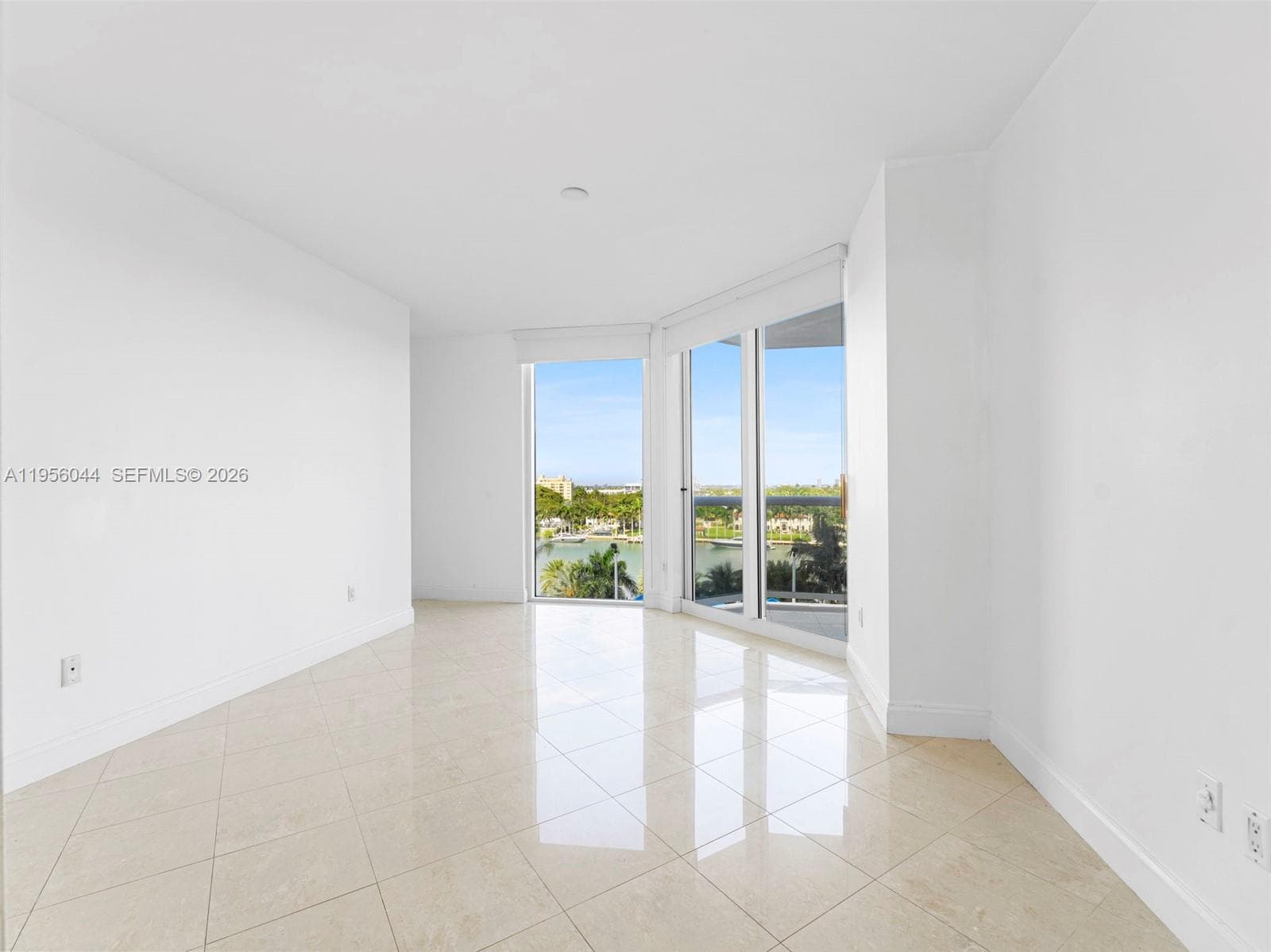 A11956044 — Miami Beach — 18