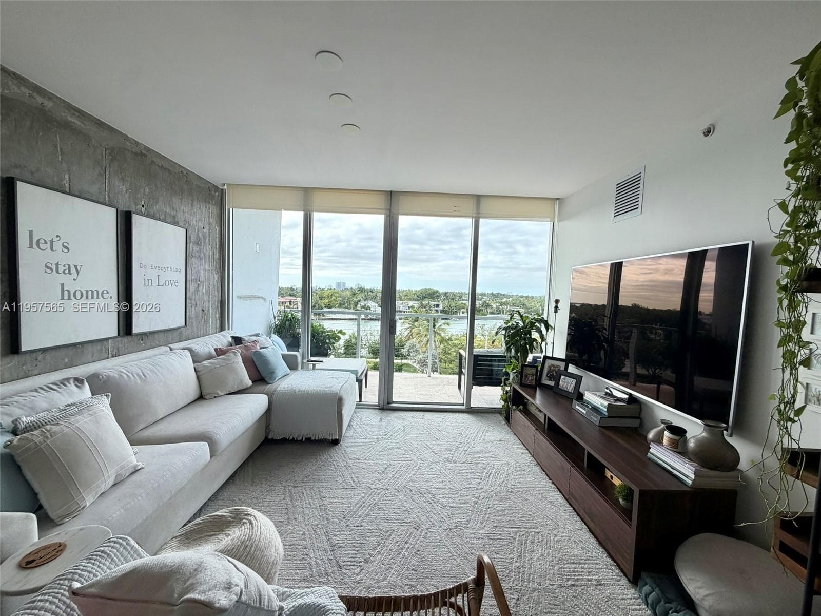 A11957565 — Miami Beach