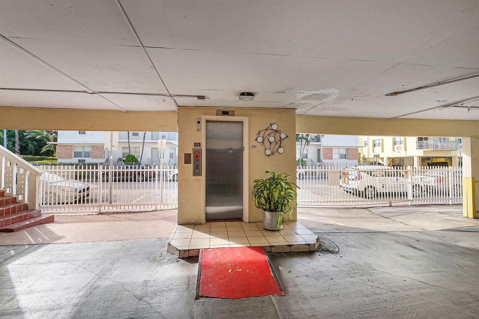 R11161025 — Miami Beach — 22