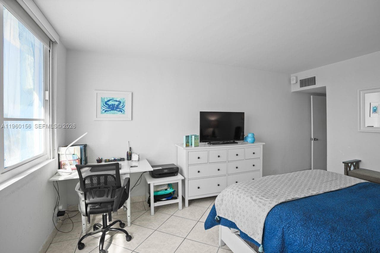 A11960156 — Miami Beach — 30