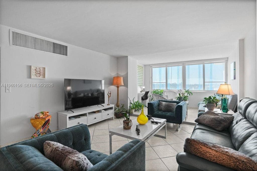 A11960156 — Miami Beach — 19