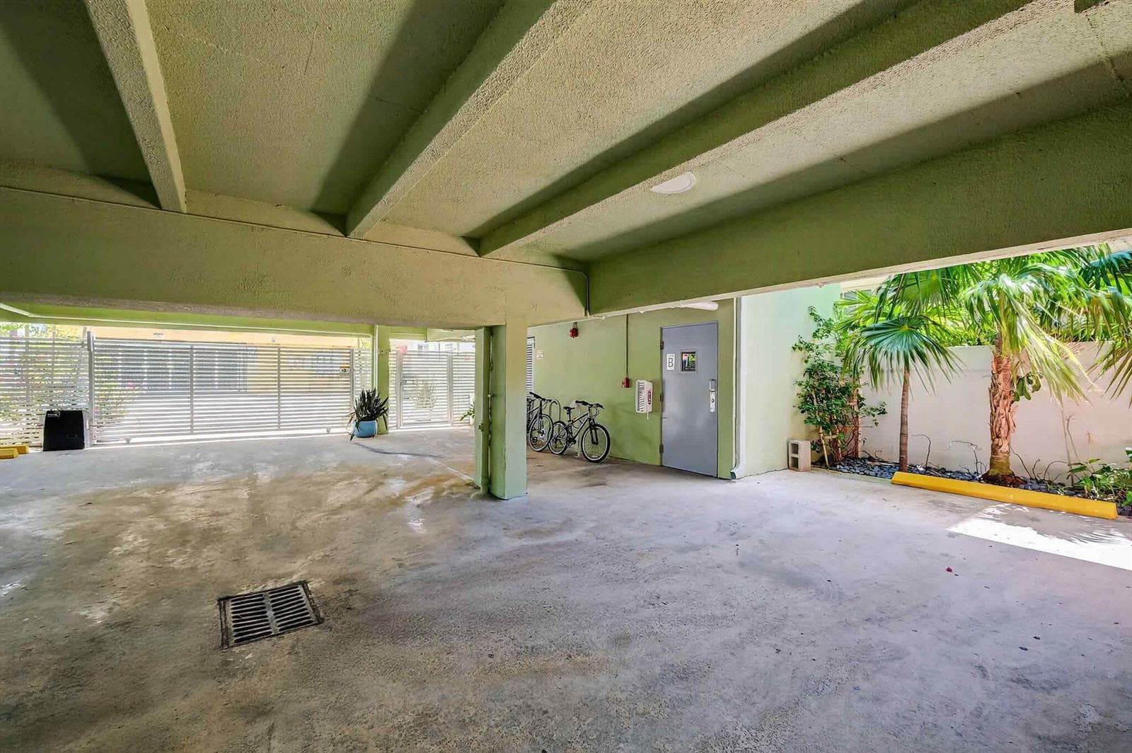 R11161219 — Miami Beach — 23