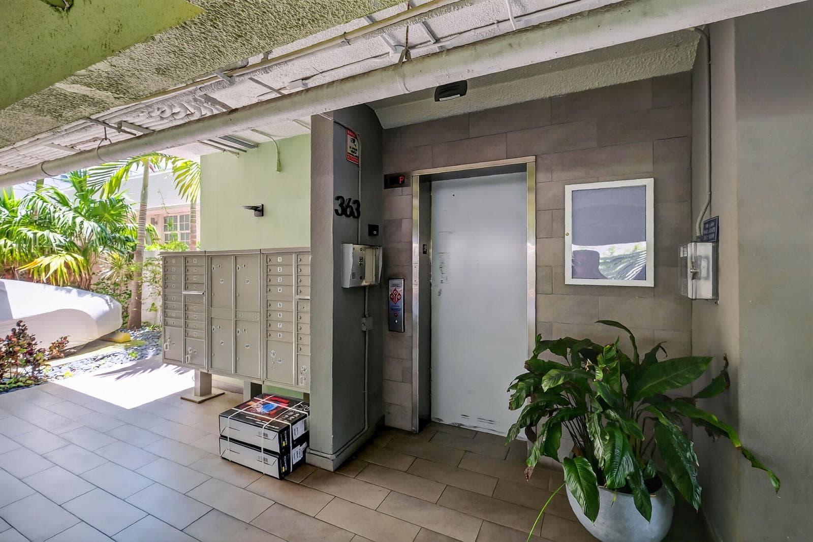 R11161219 — Miami Beach — 21