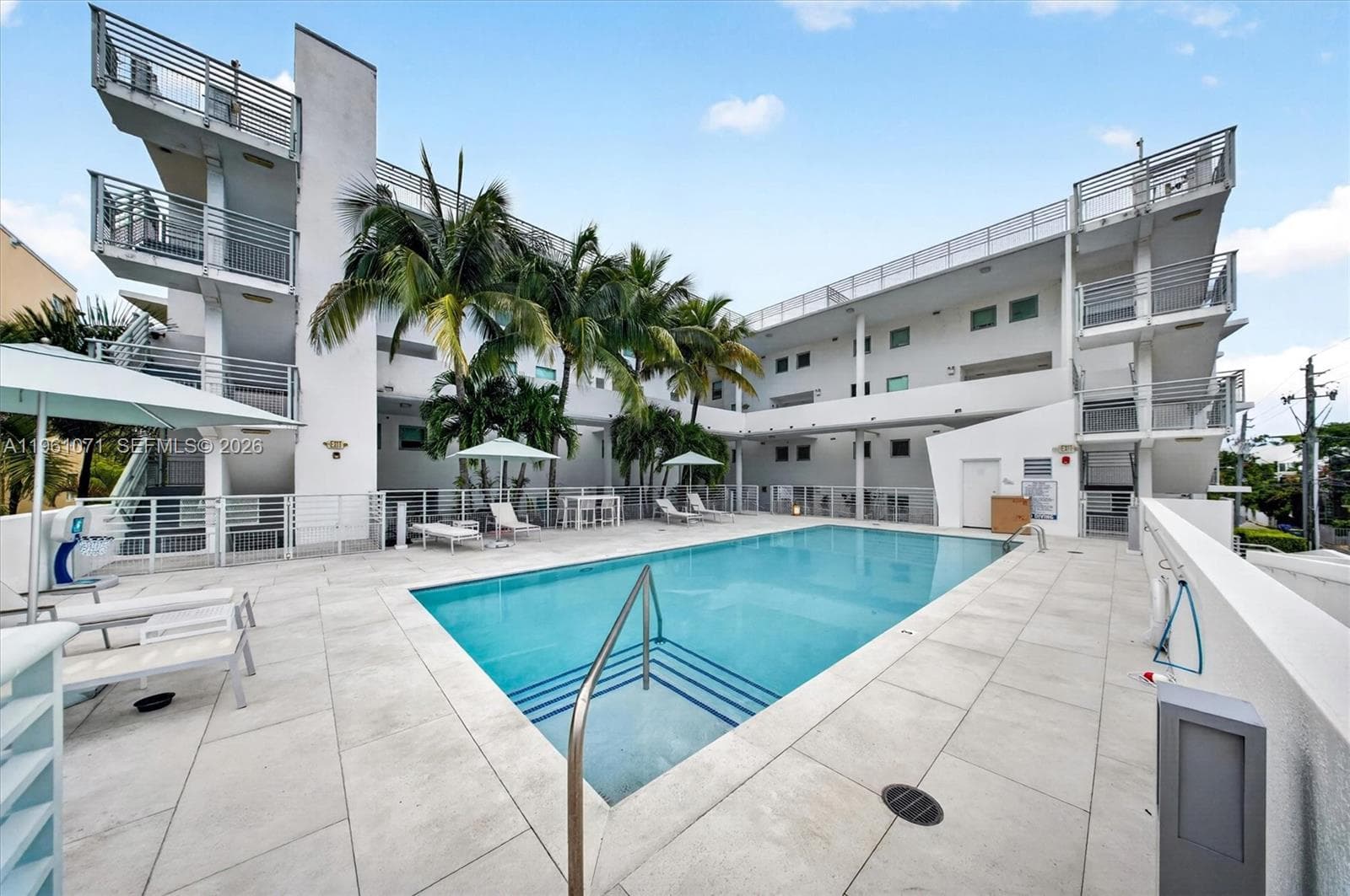 A11961071 — Miami Beach — 71