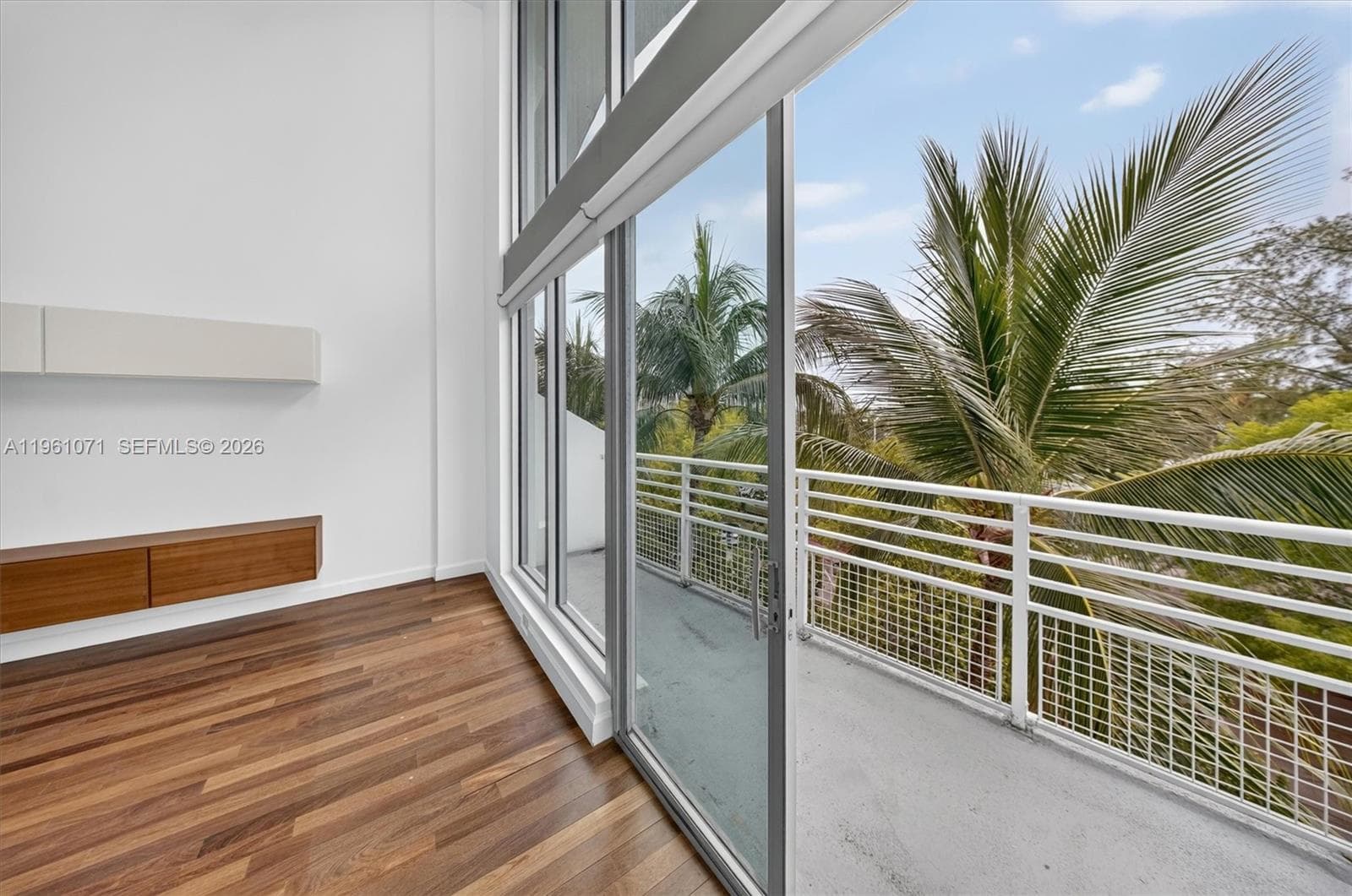 A11961071 — Miami Beach — 18