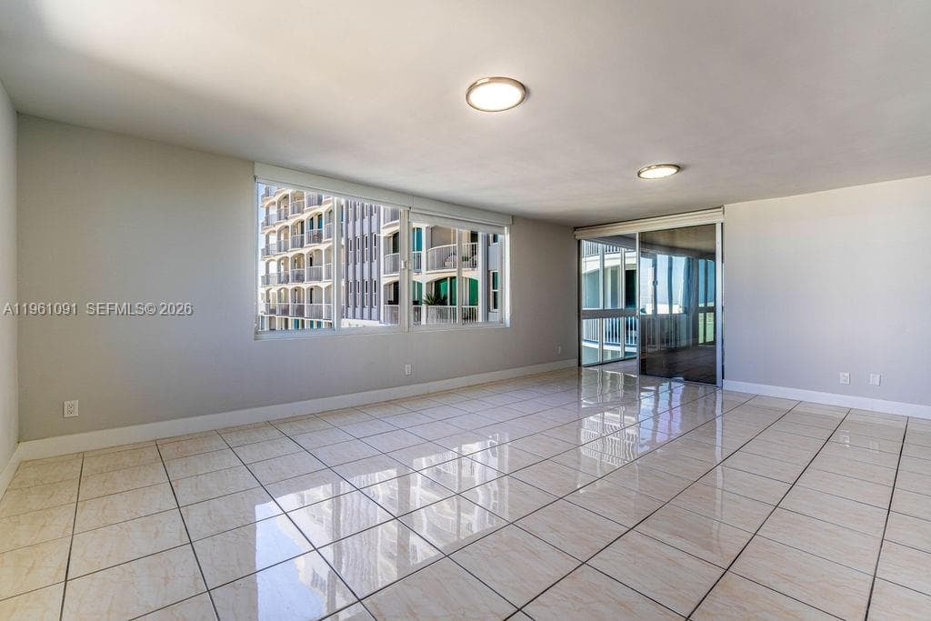 A11961091 — Miami Beach — 5
