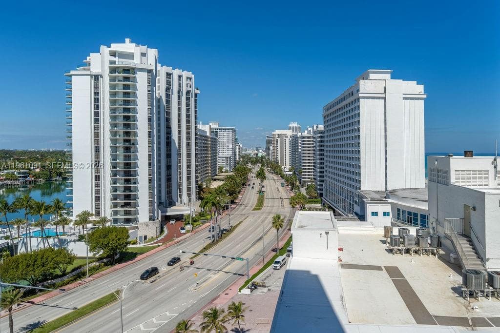 A11961091 — Miami Beach — 30