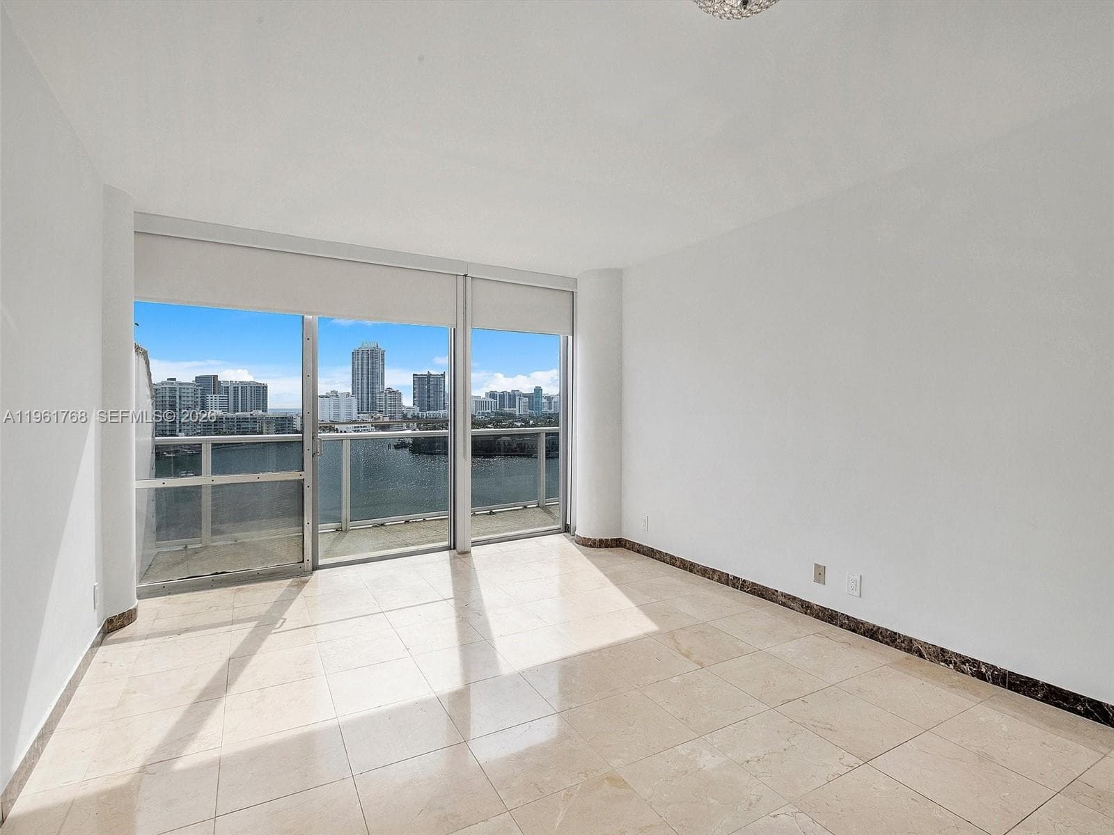 A11961768 — Miami Beach — 12