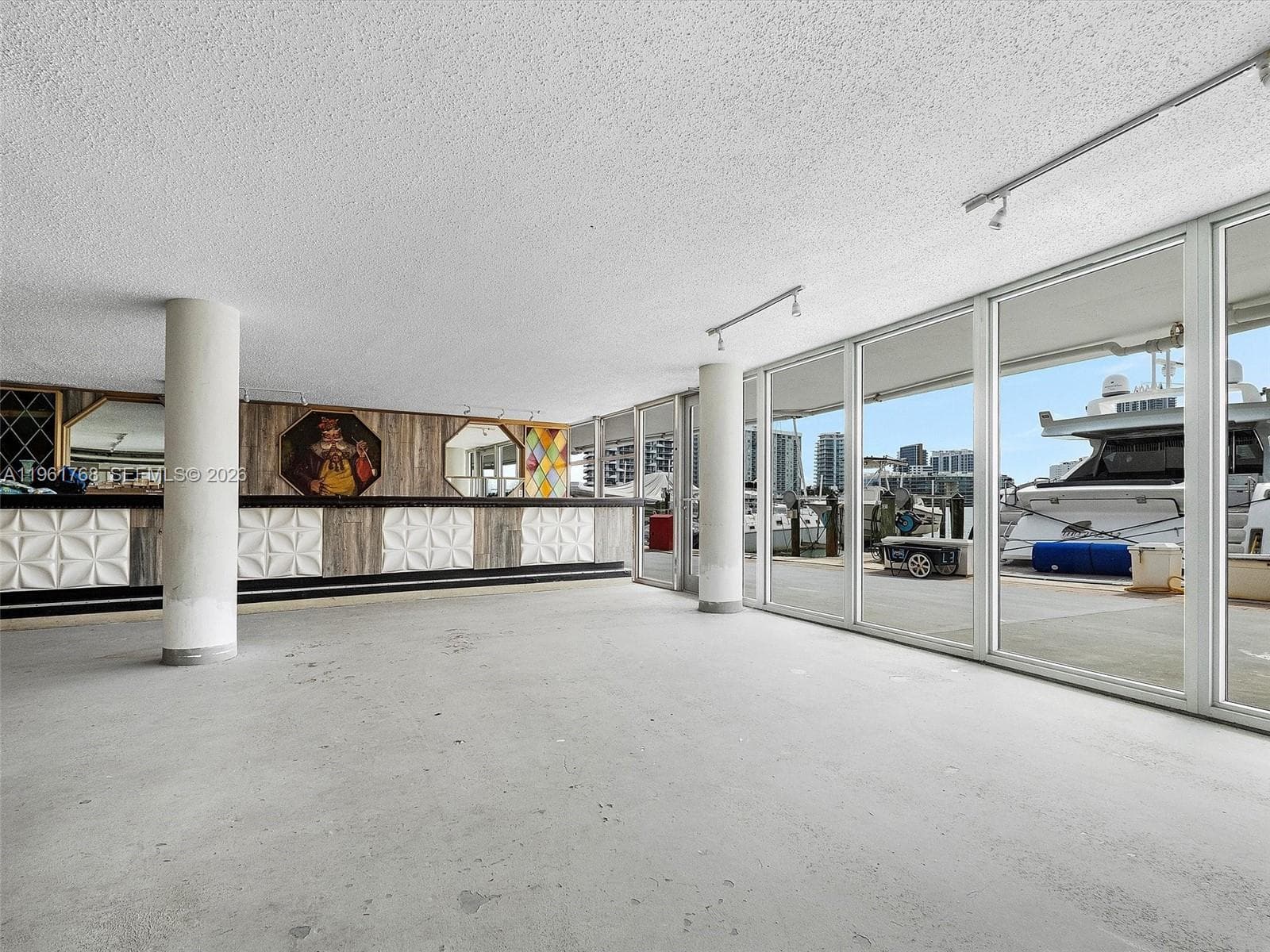 A11961768 — Miami Beach — 28