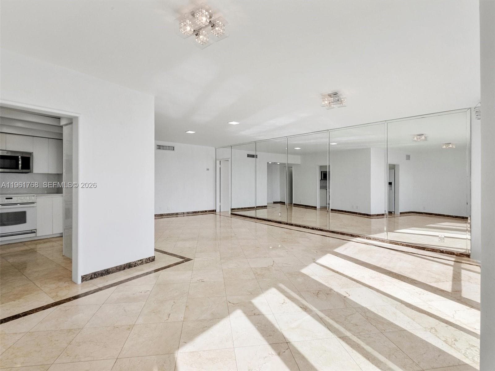 A11961768 — Miami Beach — 9