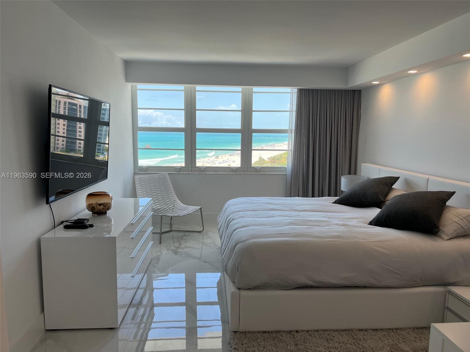 A11963590 — Miami Beach — 19