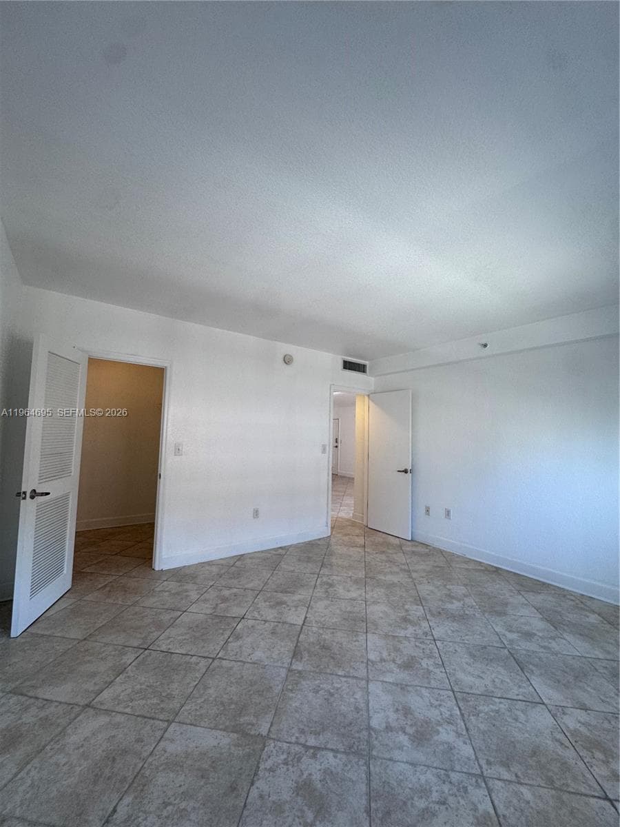 A11964695 — Miami Beach — 68
