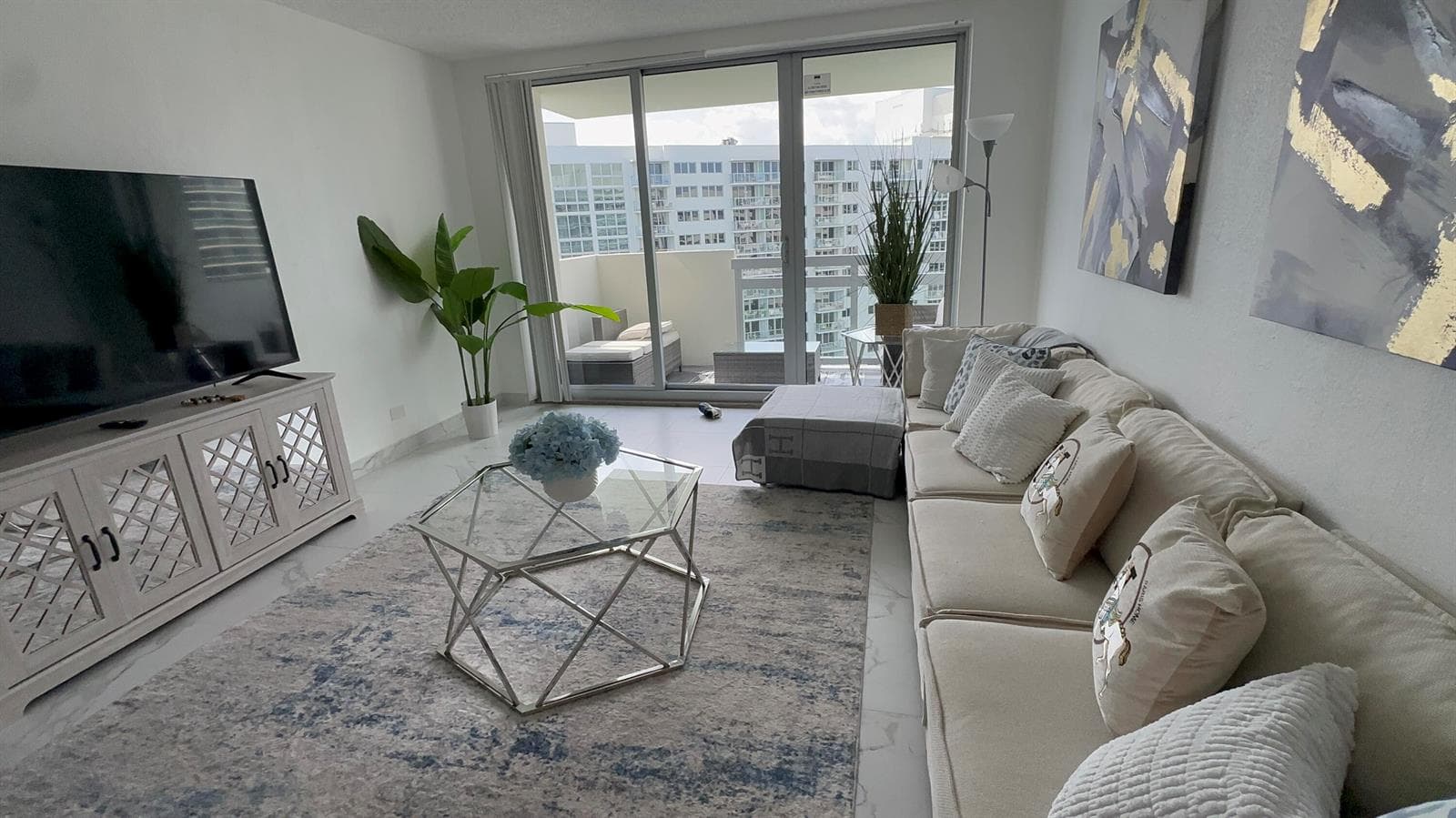R11164189 — Miami Beach — 25