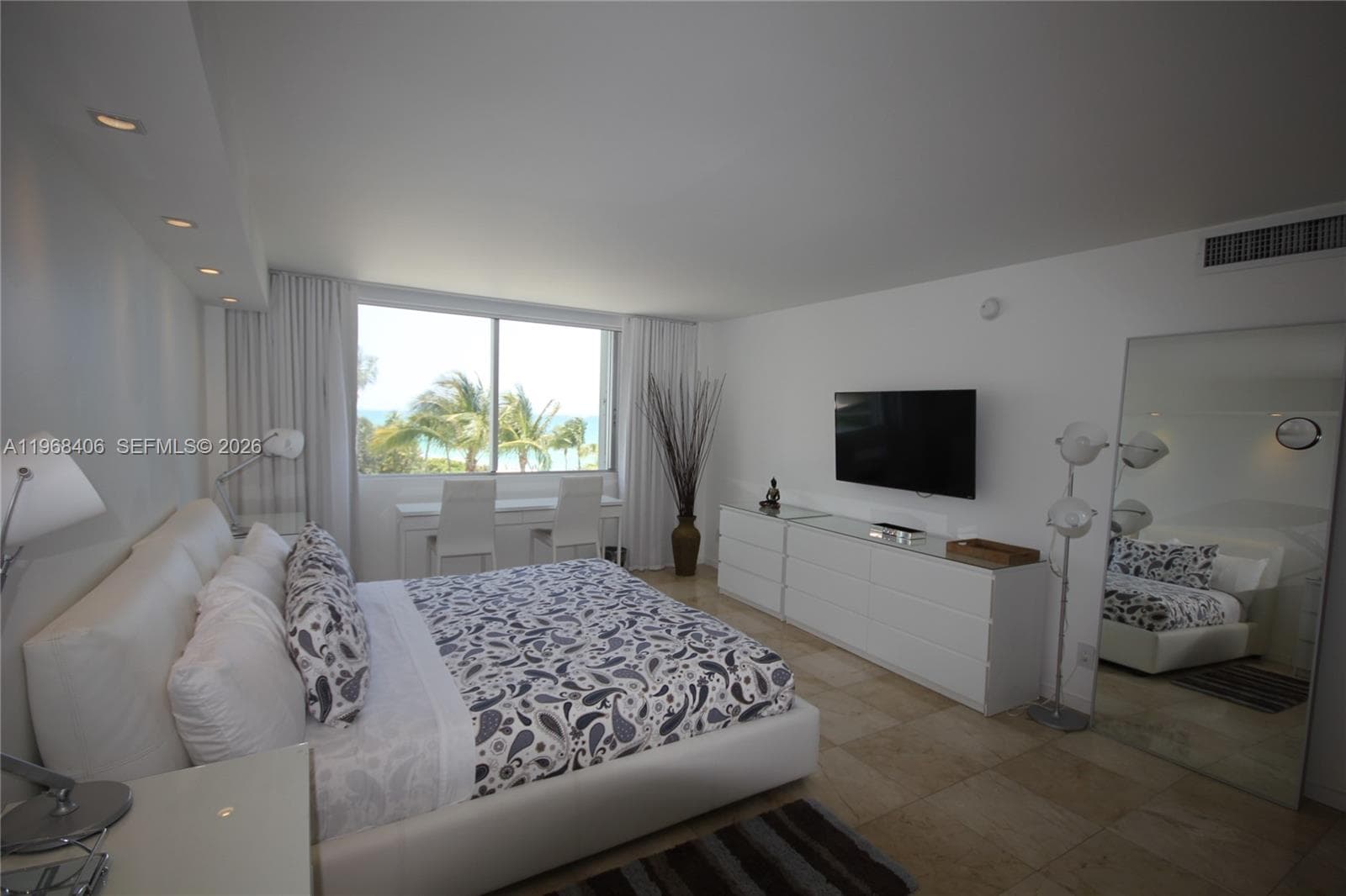 A11968406 — Miami Beach — 16