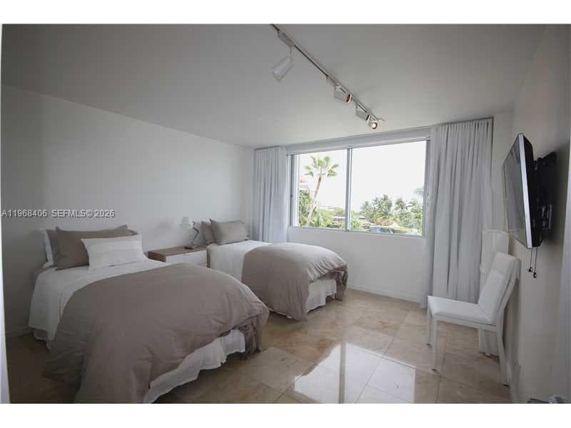 A11968406 — Miami Beach — 24
