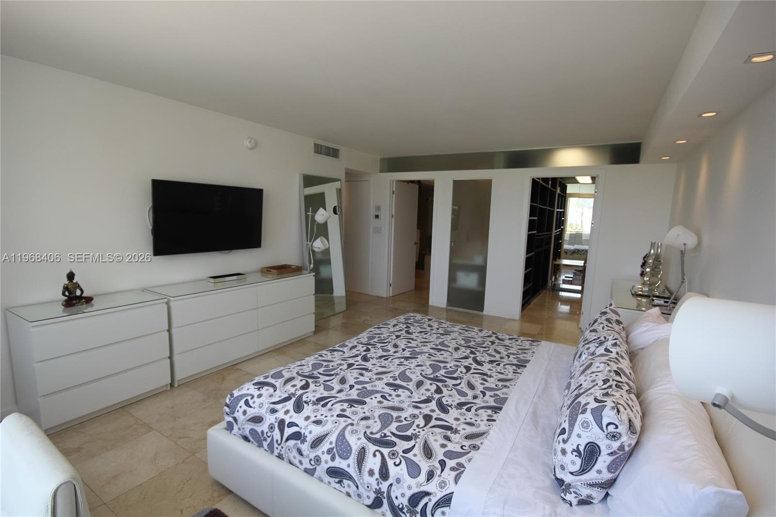 A11968406 — Miami Beach — 18