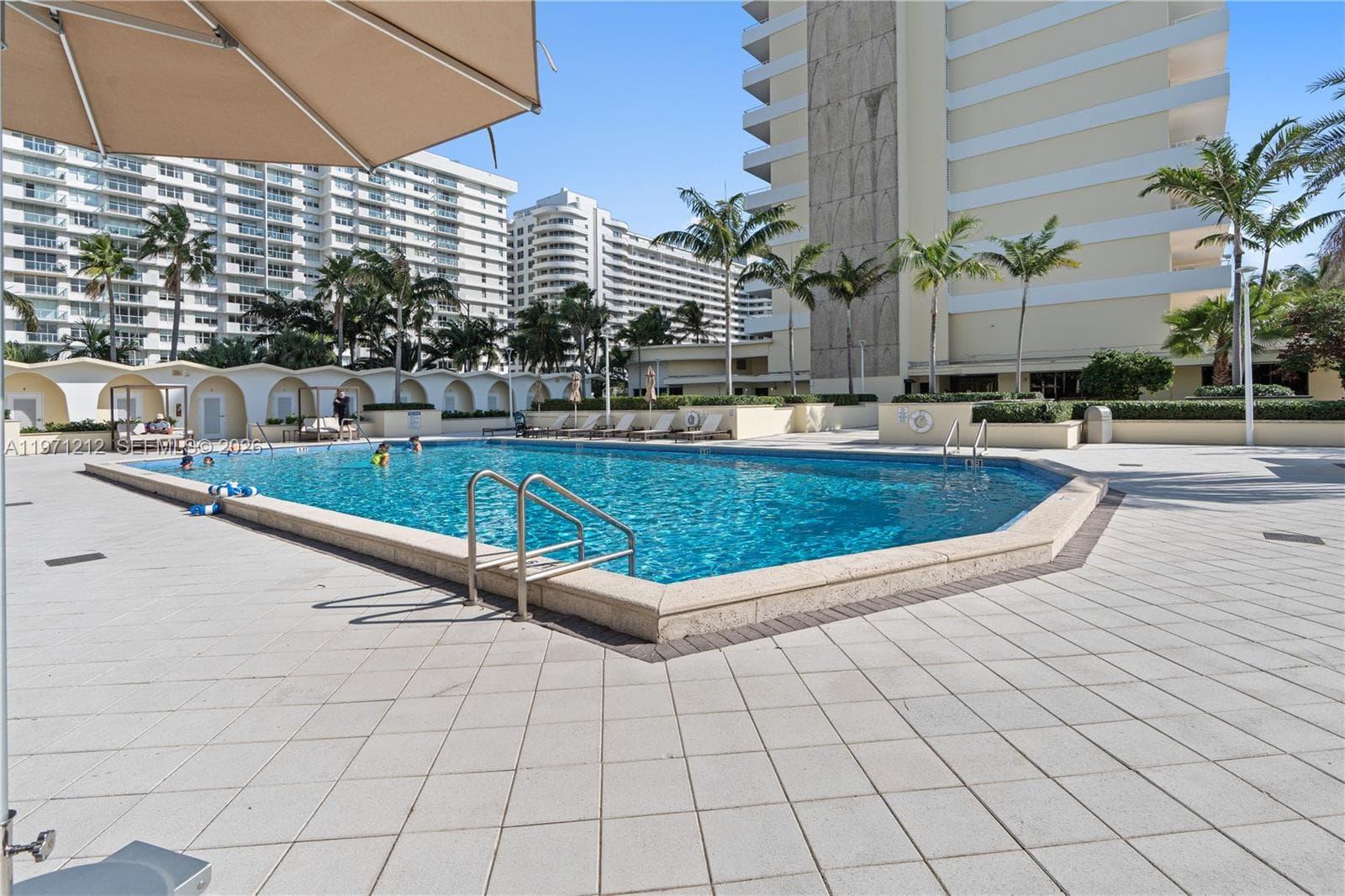 A11971212 — Miami Beach — 32
