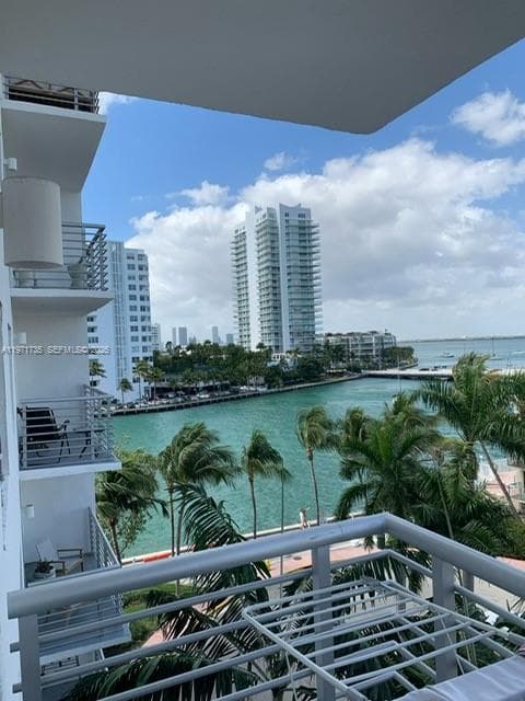 A11971735 — Miami Beach