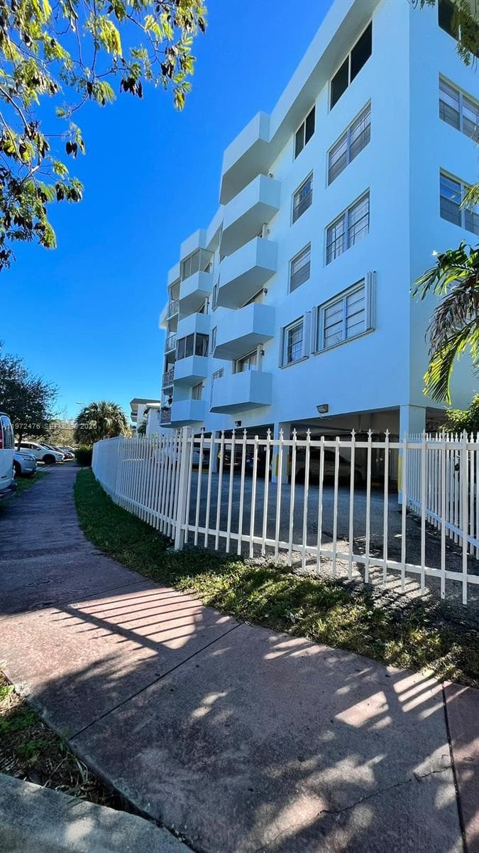 A11972476 — Miami Beach — 11