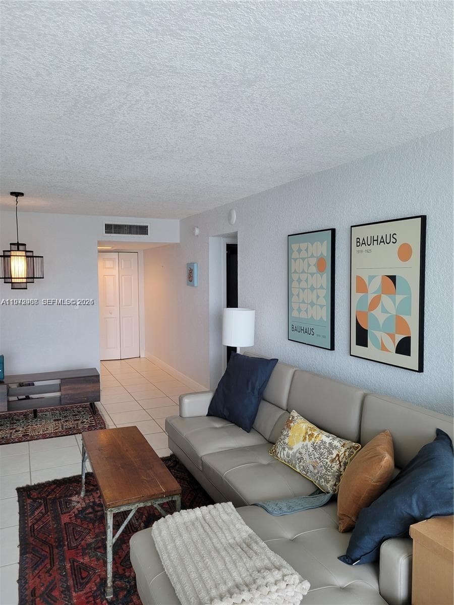 A11972908 — Miami Beach — 11