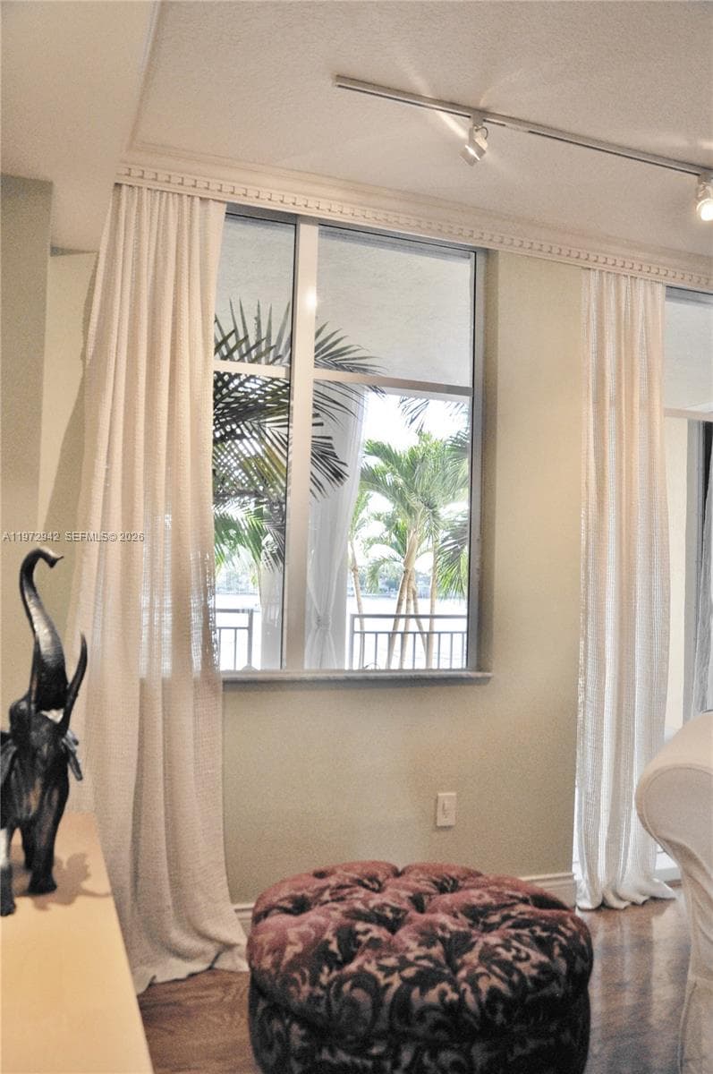 A11972942 — Miami Beach — 24
