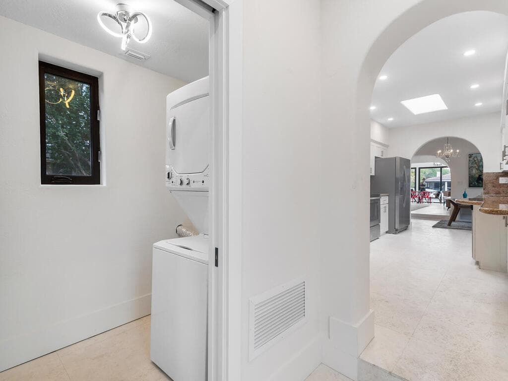 R11167887 — Miami Beach — 23