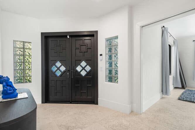 R11167887 — Miami Beach — 32