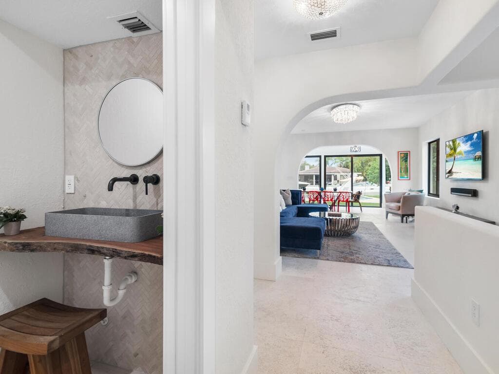 R11167887 — Miami Beach — 24