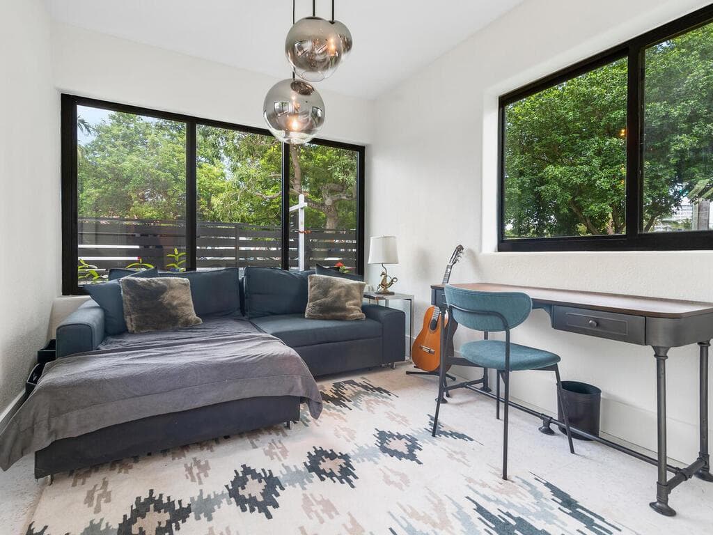 R11167887 — Miami Beach — 30
