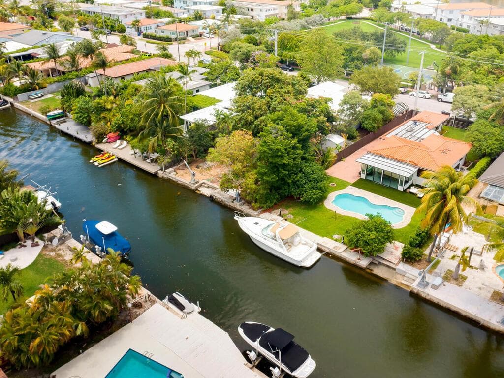 R11167887 — Miami Beach — 34
