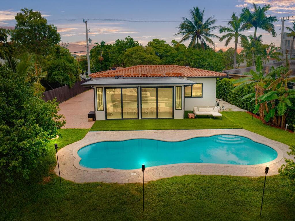 R11167887 — Miami Beach — 51