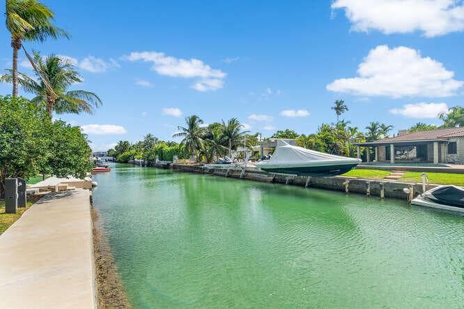 R11167887 — Miami Beach — 54