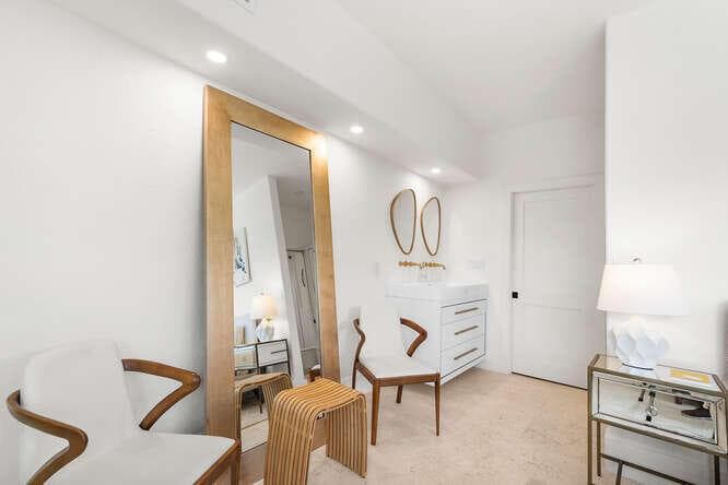R11167887 — Miami Beach — 19