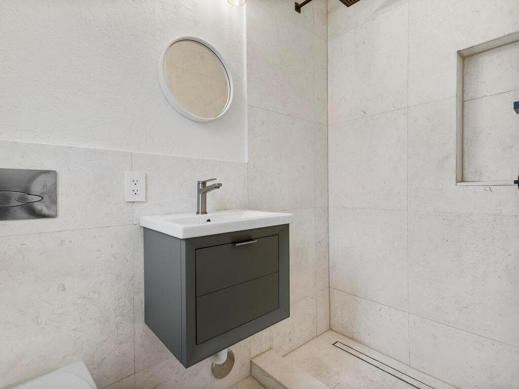 R11167887 — Miami Beach — 29
