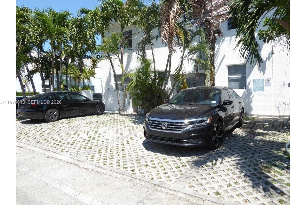 A11975610 — Miami Beach — 32