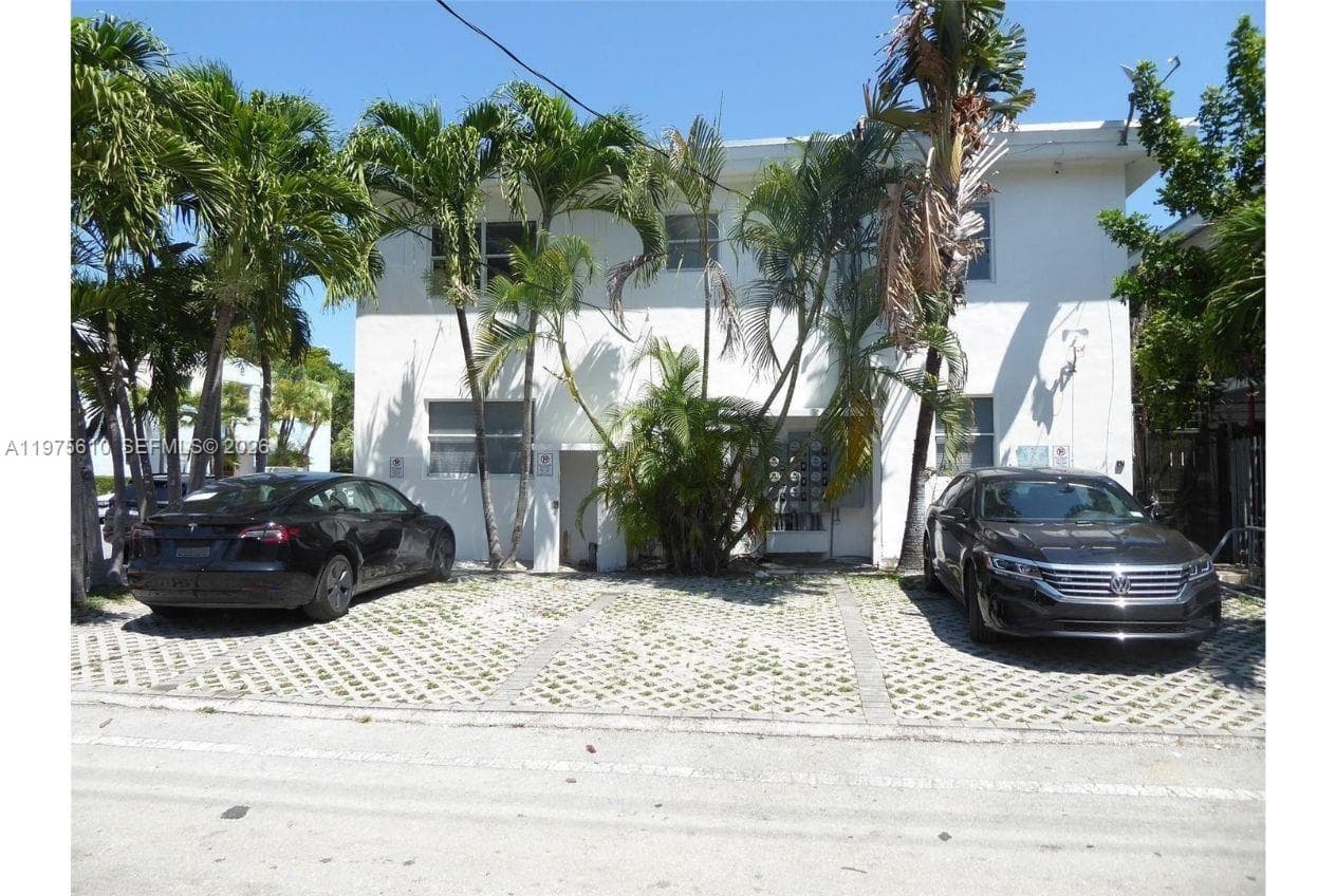 A11975610 — Miami Beach — 34