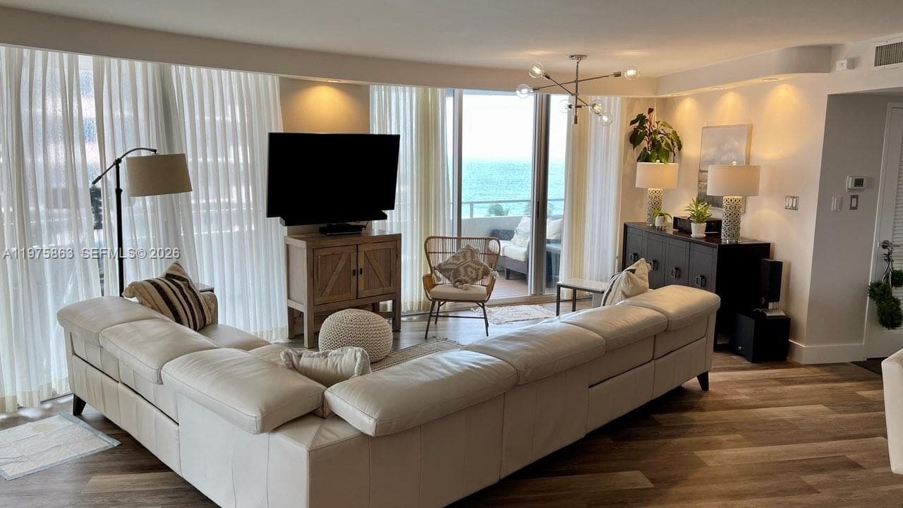 A11975863 — Miami Beach — 3