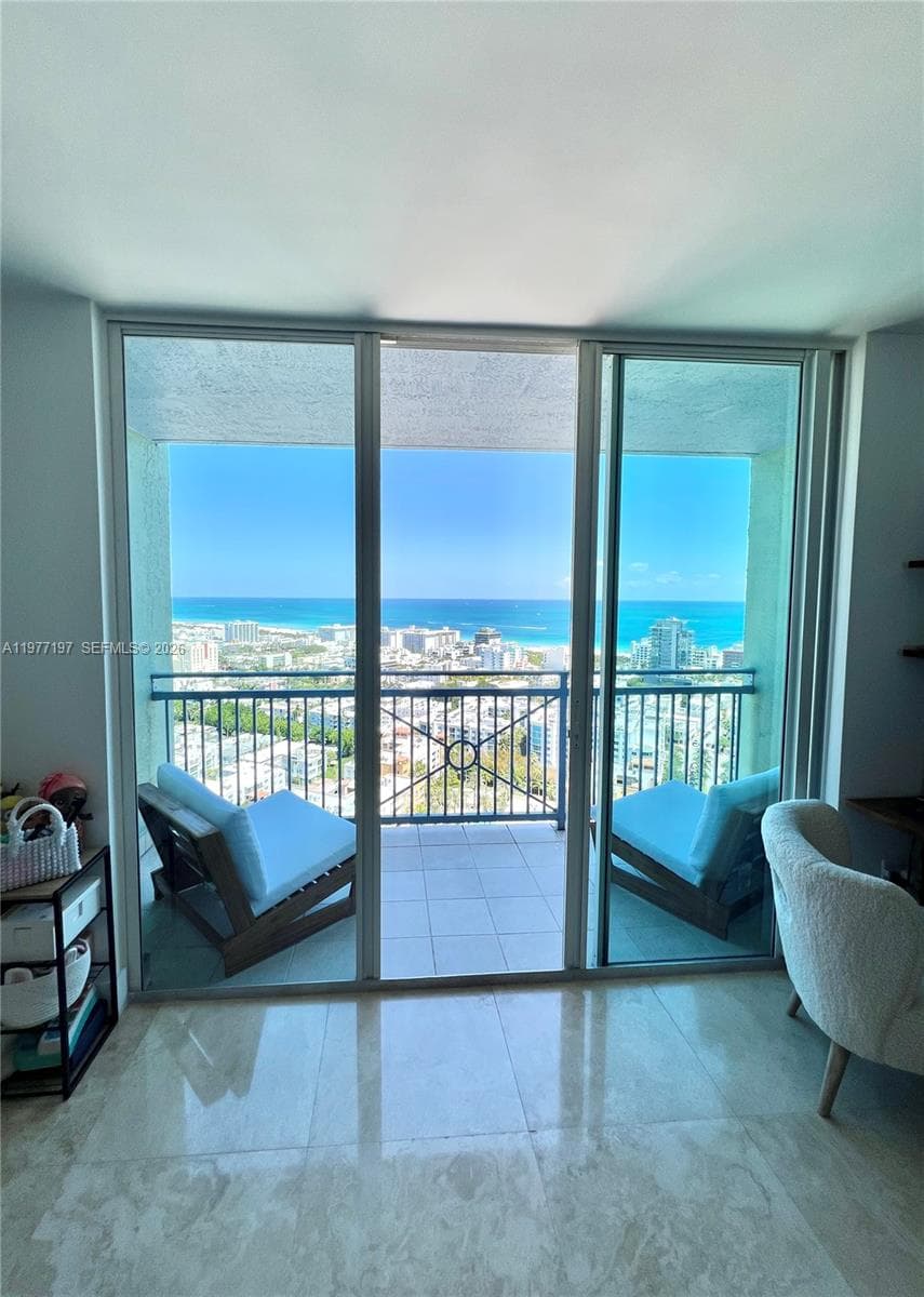 A11977197 — Miami Beach