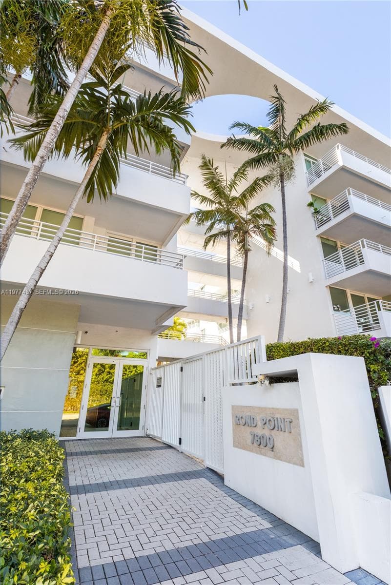 A11977487 — Miami Beach — 27