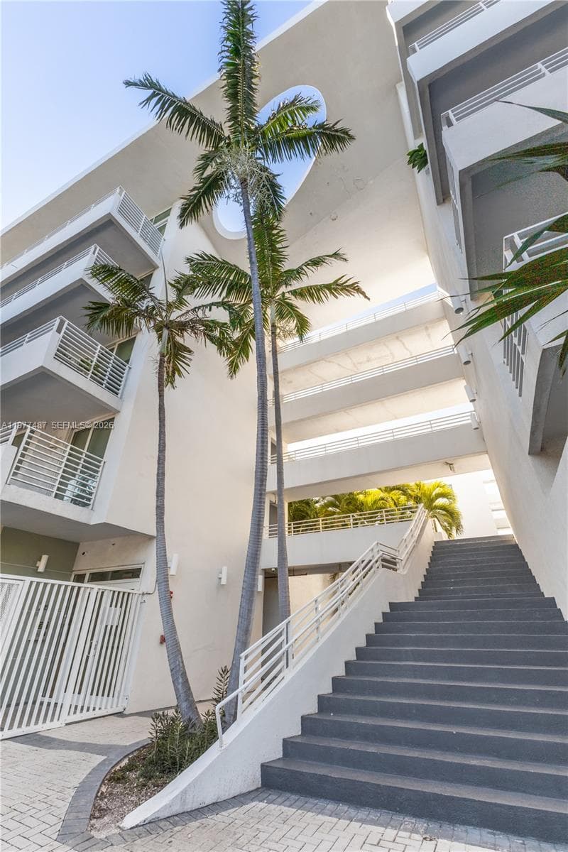 A11977487 — Miami Beach — 24