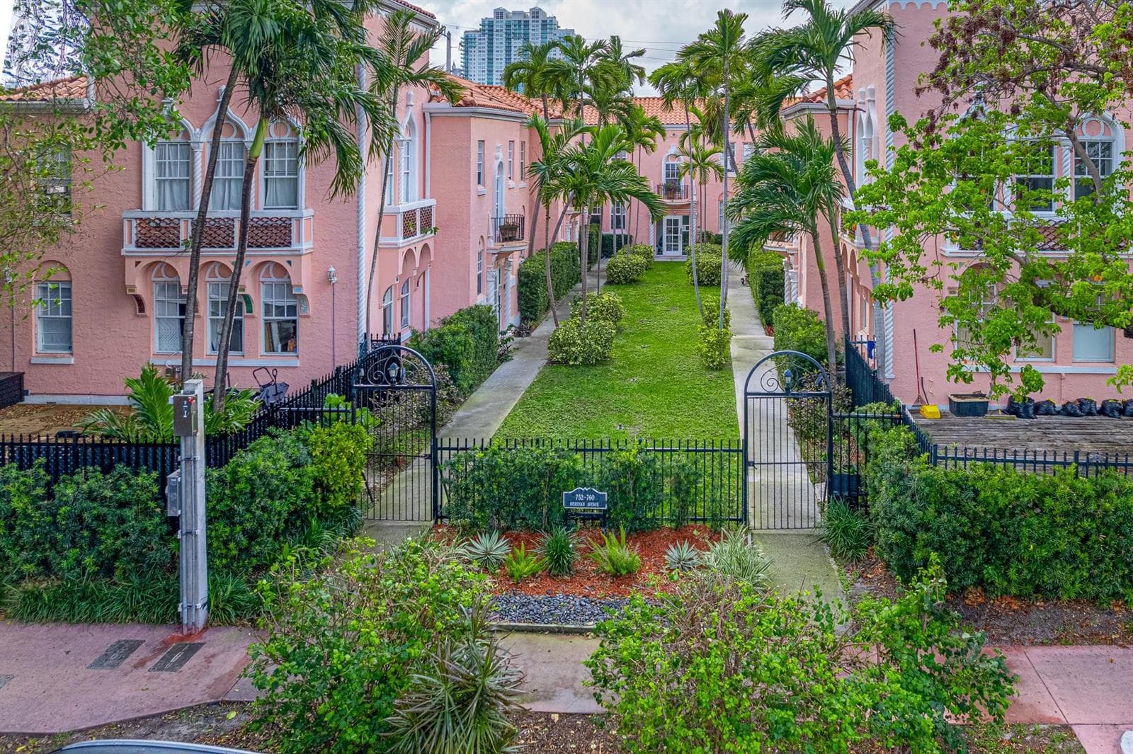 F10556465 — Miami Beach — 23