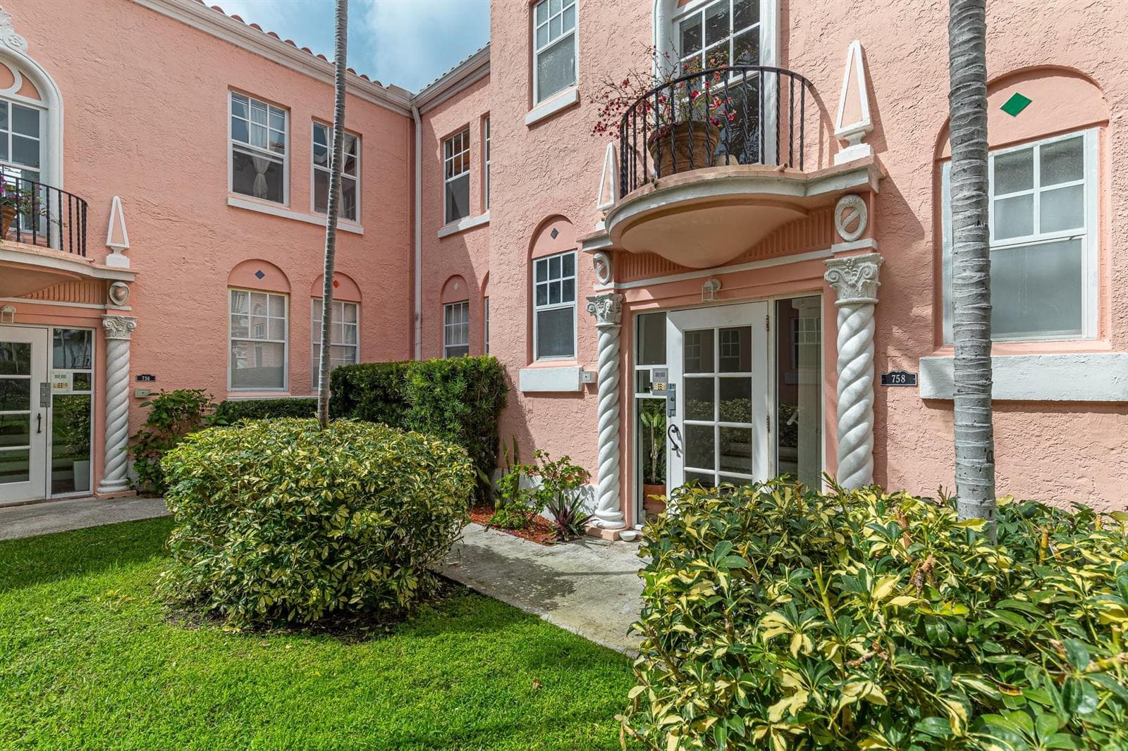 F10556465 — Miami Beach — 25
