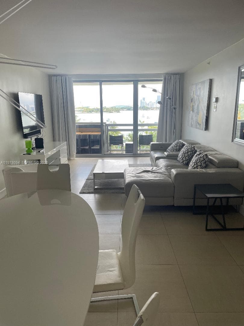 A11978094 — Miami Beach — 5