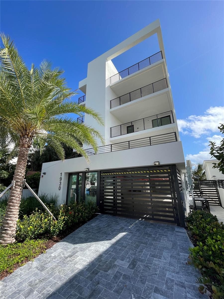 A11978124 — Miami Beach — 30