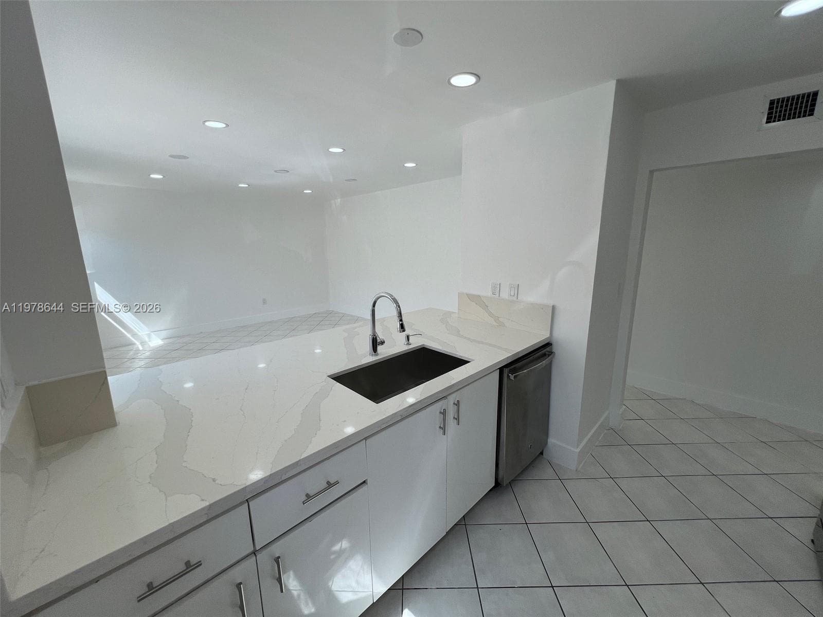 A11978644 — Miami Beach — 9