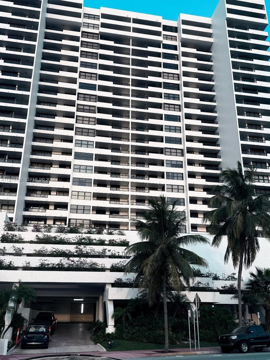 A11978798 — Miami Beach