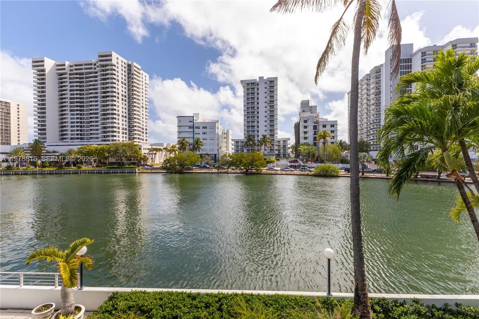 A11978816 — Miami Beach